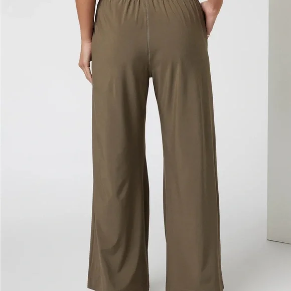 Vuori villa wide leg pant short dark oregano L large - Picture 3 of 4